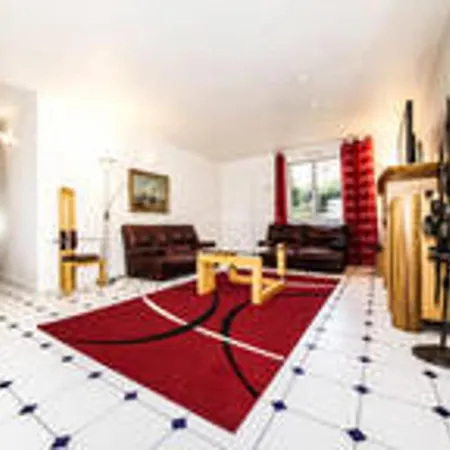 Remarkable 3-Bed House In Suresnes Facing Paris Prázdninový dům