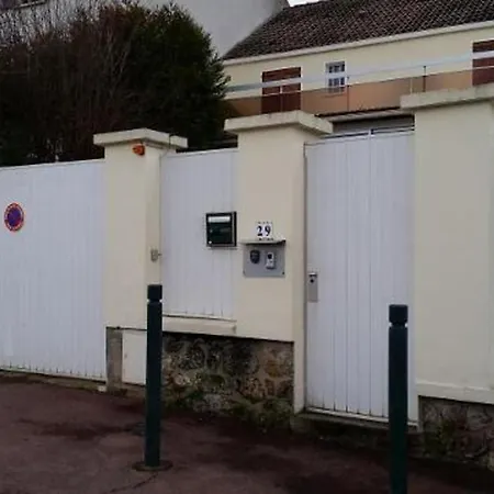 Prázdninový dům Remarkable 3-Bed House In Suresnes Facing Paris Suresnes